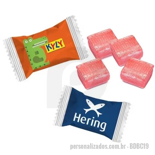 Bala personalizada - Balas mastigáveis e macias. Tipo 7 Belo. Sabor: Framboesa Embalagem:  Branca Pérola, Chapada, Metalizada, Metalizada Colorida, Transparente, Lamina Fosca e Laminada Brilhante. Fechamento da Embalagem: Flow Pack Tamanho da Embalagem: 45 x 28 mm Tamanho Máximo da Impressão: 28 x 20 mm (centralizado) Cores de Impressão: Sem limites de cores Validade: 02 anos Ingredientes: Açúcar, Xarope de Glucose, Gordura Vegetal, Hidrogenada, Acidulante Ácido Lático, Emulsificantes, Mono Diglicerídeos de Ácidos Graxos, Corante Alimentício, Aroma de Framboesa. Não contém Glúten. Alérgicos: Não contém Leite ou derivados.