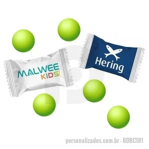 Bala personalizada - Balas Mastigáveis tipo Mentos Menta Fresh. Sabor: Menta Fresh. Embalagem: Branca Pérola, Chapada, Metalizada, Metalizada Colorida, Transparente, Lamina Fosca e Laminada Brilhante. Fechamento da Embalagem: Flow Pack Tamanho da Embalagem: 45 x 28 mm Tamanho Máximo da Impressão: 28 x 20 mm (centralizado) Cores de Impressão: Sem limites de cores Validade: 02 anos Ingredientes: açúcar, xarope de glicose, gordura de coco totalmente hidrogenada, amido, aromatizantes naturais de menta, maltodextrina, espessantes (goma gelana, goma de celulose, goma arábica), emulsionante (ésteres de sacarose de ácidos gordos), agentes de revestimento (cera de carnaúba, cera de abelhas). Não contém Glúten.  Alérgicos: Não contém leite e derivados