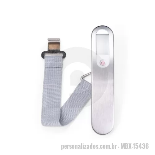 Balança de mala personalizada - Balança digital para medição de malas e bagagens em geral. Possui capacidade máxima de 50 kg e estrutura em plástico e metal, além de visor em LCD para exibição do peso e cinto de nylon com gancho para fixação da bagagem. Funciona por uma bateria CR2032 inclusa.