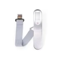 Balança digital para medição de malas e bagagens em geral. Possui capacidade máxima de 50 kg e estrutura em plástico e metal, além de visor em LCD para exibição do peso e cinto de nylon com gancho para fixação da bagagem. Funciona por uma bateria CR2032 inclusa.