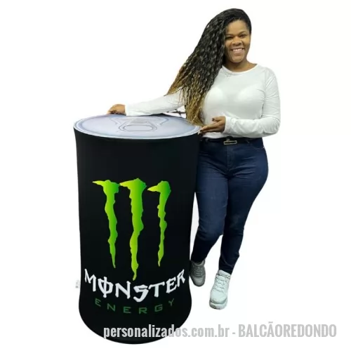 Balcão personalizado - O balcão portátil mais robusto da categoria!  Sua mídia em tecido sublimado, é impresso em alta resolução e permite que seja lavado sem prejuízos à cores e ao tecido. Transporte e guarde sem dificuldades, cabendo em qualquer espaço quando desmontado.  Dúvidas:  Qual o tamanho do Balcão? O Balcão tem 100 cm de altura  x  65 cm de diâmetro | peso: 5,5 kg  De que material é feito? O tampo e a base são feitos com o mesmo MDF revestido usado em móveis planejados, sua estrutura é em Tubos de Alumínio e a Mídia é em um elegante Tecido vestível como em toda Linha Fabric. O que está incluso no valor?  Você receberá o balcão promocional personalizado com a sua arte em tecido e uma bolsa em corino para armazenamento.