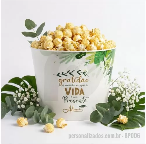 Balde de pipoca personalizado - Balde de pipoca com capacidade de 3 litros, produzido em polipropileno, com peso aproximado de 81 gramas, altura de 14,8 cm, diâmetro da boca de 18,8 cm e base de 15 cm, com aplicação de gravação IN MOLD LABEL integrada ao corpo, garantindo acabament