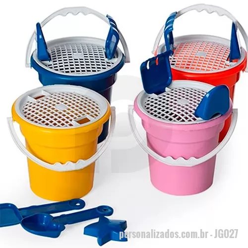 Balde personalizado - Balde de praia personalizado é perfeito para deixar sua marca sempre presente em momentos de diversão e lazer de seus clientes e colaboradores em família e com amigos. Super colorido e divertido o conjunto conta com balde, peneira, pá, rastelo e 1 forminha em forma de estrelinha. Disponível nas cores azul, vermelho, verde, amarelo e branco, o balde permite personalização com sua marca em serigrafia. Faça uma cotação conosco e compre a partir de 1000 unidades.