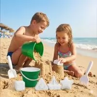 Balde de praia com alça produzido em polipropileno, com capacidade de 1,0 litro, peso aproximado de 103 gramas, acompanhado de peneira, pá, rastelo e 2 forminhas, formando um kit completo para atividades recreativas. Conta com estrutura leve e resist