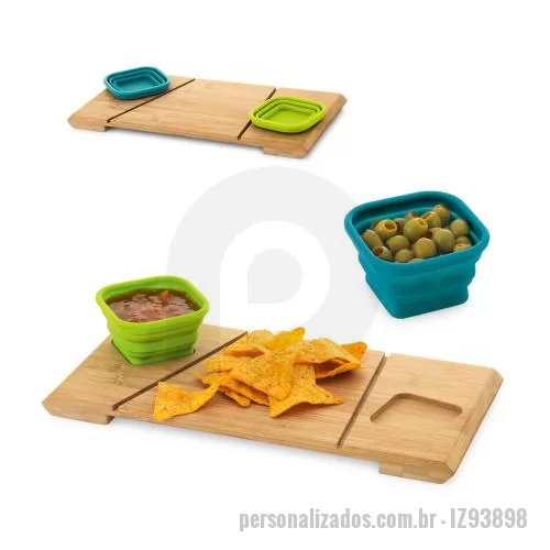 Bandeja personalizada - Base de mesa em bambu com 2 potes retráteis em silicone. Fornecido em caixa em papel kraft reciclado. Certificação EU Food Grade. A cor e o resultado da impressão nos materiais naturais pode variar entre produtos. Taças: 87 x 87 x 50 mm | Base: 347 x