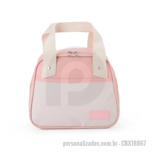 Banqueta com bolsa térmica personalizada - Banqueta com bolsa térmica Personalizada - CBX18867 - Bolsa Térmica 5 Litros – Praticidade e Estilo para Seus Lanches  Perfeita para levar lanches, petiscos ou refeições para o trabalho ou passeios, essa bolsa térmica de 5 litros mantém a qualidade e frescor dos alimentos. Produzida em nylon resistente à água, conta com alças em couro sintético que adicionam charme e conforto. Além disso, possui bolso frontal ideal para guardanapos, talheres ou pequenos objetos. Oferece ainda espaço para personalização, tornando-a uma escolha prática e elegante para o dia a dia.  Especificações:  Altura: 18 cm  Largura: 22,5 cm  Profundidade: 14 cm  Área para gravação: 1,5 cm x 4 cm  Peso aproximado: 176 g - 175942 - Banqueta com bolsa térmica