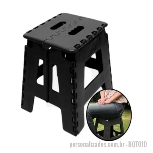 Banqueta personalizada - Prática, resistente e fácil de transportar, a Banqueta Dobrável de Plástico é uma excelente opção para quem precisa de um assento extra em qualquer lugar. Seu design compacto permite guardar facilmente quando não estiver em uso, enquanto a alça integrada facilita o transporte.  Fabricada em plástico resistente, suporta até 100 kg e é ideal para camping, pescaria, eventos, atividades ao ar livre ou até mesmo para uso doméstico.