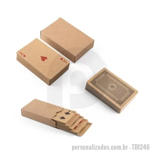 Baralho personalizado - Baralho com 54 cartas clássicas em papel kraft, proveniente de gestão florestal sustentável, ideal para compartilhar bons momentos com amigos e família. Fornecidas em caixa presente de papel kraft reciclado. A cor e o resultado da impressão nos materiais naturais pode variar entre produtos.