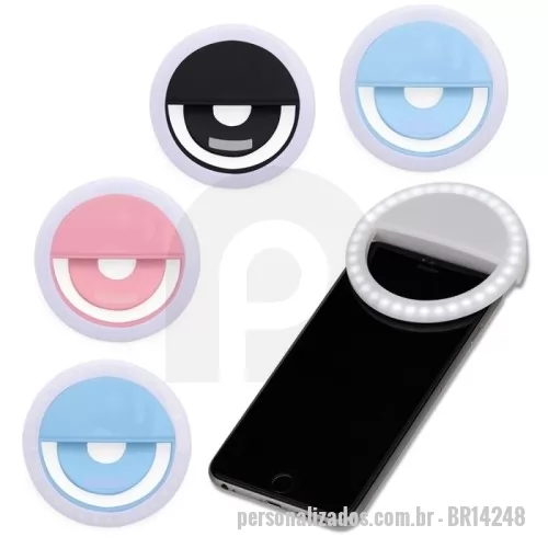 Bastão para selfie personalizado - Anel de iluminação para celular, utilizado para fotos em formato selfie. “Ring light” plástico no formato “presilha” para encaixe, possui três estágios de iluminação acionados pelo botão superior. Acompanha cabo USB para carregamento.