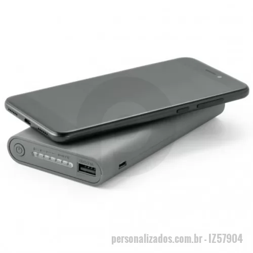 Bateria auxiliar para celular personalizada - Bateria portátil em ABS com acabamento emborrachado que permite o carregamento do dispositivo por indução. Bateria de lítio com capacidade de 10.000 mAh e tempo de vida ? 500 ciclos. Com entrada/saída 5V/2.1A e potência de carregamento de 5W. Indicador de carga e portas USB, micro USB e USB tipo C. Incluso cabo USB / micro USB para carregar a bateria. Compatível com smartphones com tecnologia de carregamento sem fios. Fornecida em caixa presente. 135 x 75 x 20 mm | Caixa: 150 x 95 x 25 mm