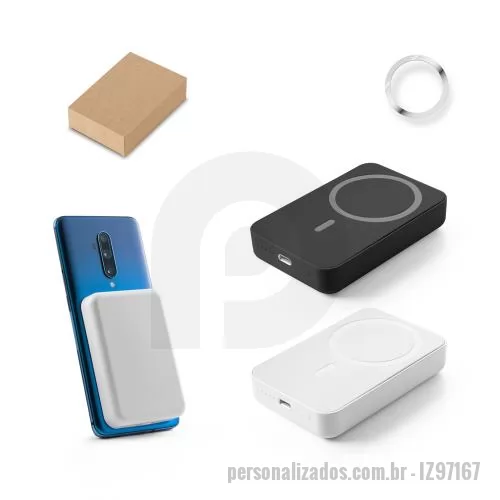 Bateria auxiliar para celular personalizada - Bateria portátil em ABS 100% reciclado. Tem capacidade de 10.000 mAh e tempo de vida ? 300 ciclos. Esta bateria portátil torna-se muito prática para o dia a dia, uma vez que permite, através do seu magnetismo, prender-se atrás dos dispositivos móveis