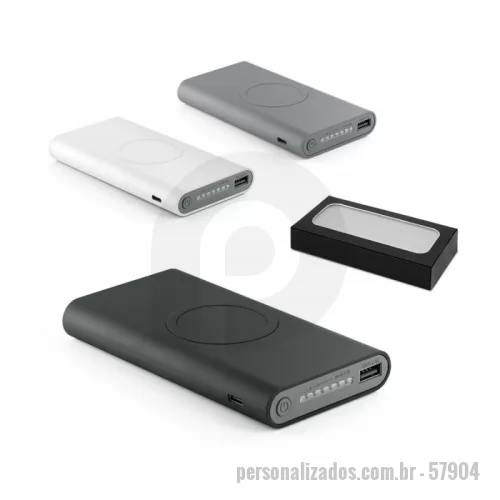 Bateria personalizada - Bateria portátil em ABS com acabamento emborrachado que permite o carregamento do dispositivo por indução. Bateria de lítio com capacidade de 10.000 mAh e tempo de vida ? 500 ciclos. Com entrada/saída 5V/2.1A e potência de carregamento de 5W. Indicador de carga e portas USB, micro USB e USB tipo C. Incluso cabo USB/micro USB para carregar a bateria. Compatível com smartphones com tecnologia de carregamento sem fios. Fornecida em caixa presente. 135 x 75 x 20 mm | Caixa: 150 x 95 x 25 mm