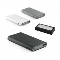Bateria portátil em ABS com acabamento emborrachado que permite o carregamento do dispositivo por indução. Bateria de lítio com capacidade de 10.000 mAh e tempo de vida ? 500 ciclos. Com entrada/saída 5V/2.1A e potência de carregamento de 5W. Indicador de carga e portas USB, micro USB e USB tipo C. Incluso cabo USB/micro USB para carregar a bateria. Compatível com smartphones com tecnologia de carregamento sem fios. Fornecida em caixa presente. 135 x 75 x 20 mm | Caixa: 150 x 95 x 25 mm