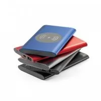 Bateria portátil e carregador wireless em alumínio com bateria de polímero de lítio. Contém uma capacidade de 4.000 mAh e tempo de vida de ? 500 ciclos. Entrada 5V/2A e saída 5V/2A, com LED indicador de carga. Incluso cabo USB/micro USB para carregar a bateria. Fornecida em caixa presente. 123 x 70 x 10 mm