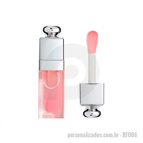 Batom personalizado - Gloss Hidratante personalizado, em Miniatura de 3ml, é uma expressão perfeita de elegância e cuidado labial em um formato compacto e charmoso. Esta miniatura de batom não apenas adiciona um toque de cor radiante aos lábios, mas também proporciona hidratação intensa para uma aparência saudável e vibrante. O tamanho compacto de 3ml faz deste batom personalizado uma escolha ideal para levar na bolsa, tornando-o o companheiro perfeito para retoques rápidos ao longo do dia. Seu design elegante e embalagem pequena em formato estilo Dior adicionam de sofisticação ao seu kit de maquiagem, garantindo que você esteja sempre preparada para um toque de cor instantâneo. Personalize com sua marca gravada em adesivo de vinil. 