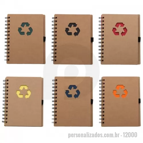 Bloco adesivado ecológico personalizado - Bloco de anotação ecológico com símbolo reciclado na capa, acompanha as folhas: vermelha, amarela, laranja, azul, verde e preto, possibilitando deixar a cor desejada como fundo do logo reciclado. Possui aproximadamente 70 folhas brancas pautadas com logo reciclado na lateral inferior das folhas, possui também elástico suporte para caneta(não acompanha caneta).