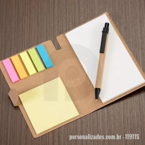 Bloco adesivado ecológico personalizado -  Bloco de anotações ecológico, material em kraft. Possui uma trava na própria capa, cinco blocos autoadesivos coloridos com aproximadamente 25 folhinhas , bloco autoadesivo amarelo com aproximadamente 25 folhas e bloco grande com aproximadamente 70 folhas. acompanha caneta 