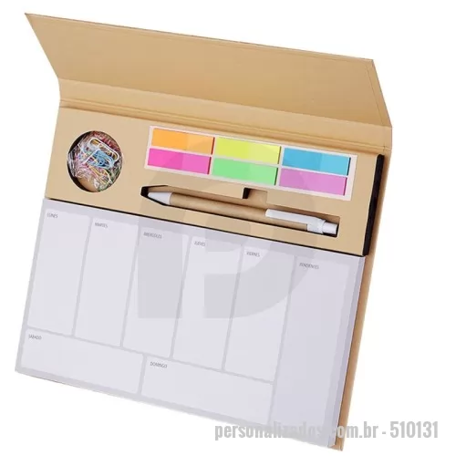Bloco adesivado ecológico personalizado - Bloco de anotações em papel Kraft, contendo:  Bloco de Planejamento Semanal com 100 folhas; 6 Sticky notes coloridos; 1 Caneta de Papelão; Acompanha clipes coloridos.  *Os dias da semana encontram-se descritos em espanhol.