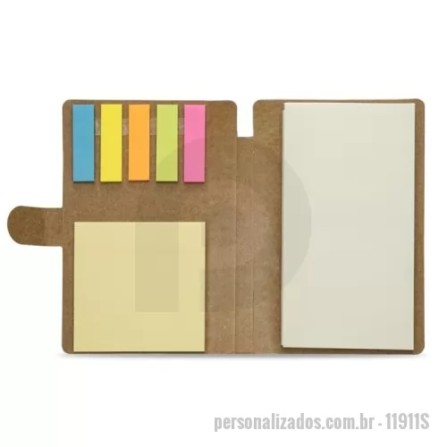 Bloco adesivado ecológico personalizado - Descrição: Caderno ecológico com caneta, capa produzida em papelão com detalhe texturizado e verso liso. Contém miolo com aproximadamente 70 folhas pautadas, suporte de nylon e acompanha caneta de papelão com clip e ponteira de plástico, carga esferográfica 1.0mm e acionamento por clique.  Altura :  17,9 cm  Largura :  14,6 cm  Espessura :  1,8 cm