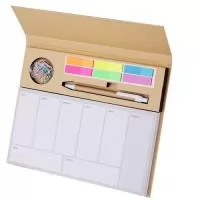 Bloco de anotações em papel Kraft, contendo:  Bloco de Planejamento Semanal com 100 folhas; 6 Sticky notes coloridos; 1 Caneta de Papelão; Acompanha clipes coloridos.  *Os dias da semana encontram-se descritos em espanhol.