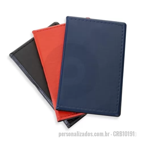 Bloco adesivado personalizado - Bloco de anotações em couro sintético com autoadesivos, frente e verso liso.   Possui cinco blocos coloridos autoadesivos com aproximadamente 25 folhas   e bloco amarelo com aproximadamente 30 folhas.