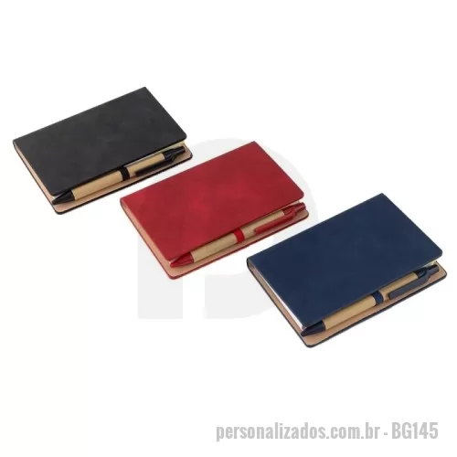 Bloco adesivado personalizado - Bloco de anotações A6 em material sintético aveludado, pautado com adesivos post-it coloridos e caneta reciclável escrita preta.
