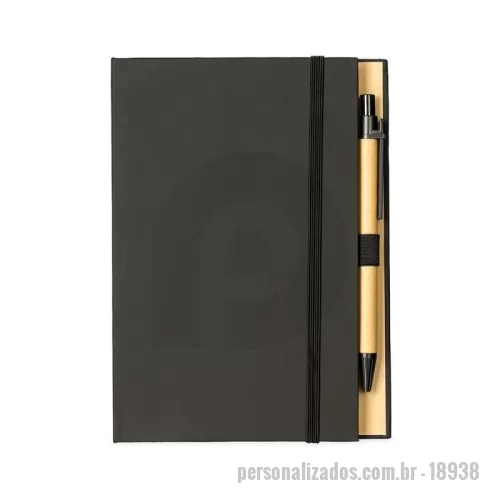 Bloco adesivado personalizado - Bloco de anotações com capa dura revestida em papel especial e fita elástica para fechamento. Possui cerca de 80 folhas pautadas, além de um bloco com aproximadamente 20 folhas autoadesivas amarelas e por volta de 100 marcadores de página autoadesivos, divididos em cinco cores diferentes. Acompanha uma caneta esferográfica com carga azul de 1.0mm e acionamento por clique, corpo em papelão e demais componentes em plástico.  Largura :  13 cm  Comprimento :  18 cm  Espessura :  1,4 cm