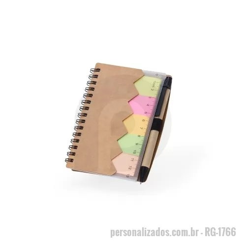 Bloco adesivado personalizado - Bloco de anotações ecológico com autoadesivos, régua e caneta, feito em kraft. Régua 13cm, 5 autoadesivos, bloco com ~69 folhas pautadas, porta caneta elástico, acompanha caneta de papelão.