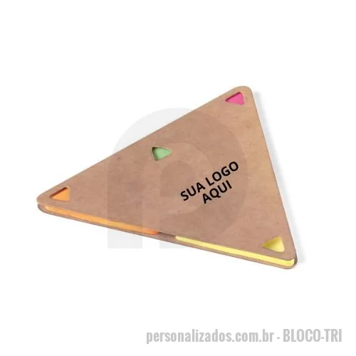 Bloco adesivado personalizado - O Bloco Adesivado Triangular Personalizado é um brinde prático e criativo para o dia a dia. Cada conjunto contém 4 blocos triangulares com 25 folhas cada, acompanhados de uma capa em cartão resistente. Ideal para anotações rápidas, marcações de páginas e organização de tarefas, este produto combina funcionalidade com design diferenciado. Compacto e versátil, é perfeito para uso em escritórios, escolas, eventos corporativos ou como brinde promocional personalizado.