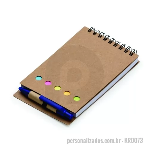 Bloco Anotações personalizado - Bloco de anotações ecológico com autoadesivos e mini caneta. Bloco com wire-o e detalhes vazados na capa, contém conjunto de cinco bloquinhos autoadesivos coloridos, bloco autoadesivo pequeno, miolo com folhas pautadas e suporte de nylon com mini caneta de papelão com carga esferográfica na cor azul e acionamento por clique..  Altura :  15,8 cm  Largura :  8,8 cm