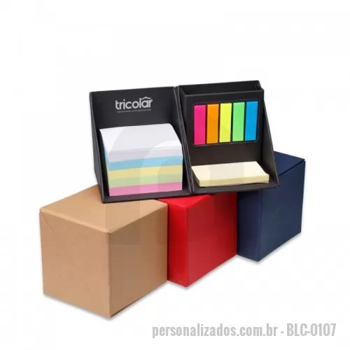 Bloco Anotações personalizado - Bloco de anotações formato de cubo em papelão reciclado, contendo: 5 blocos autocolantes coloridos com 100 folhas de 7,5 x 7,5cm; 1 Bloco autocolante amarelo com 50 folhas; 5 Sticky notes coloridos com 20 folhas; Porta canetas. O valor varia dependendo do tipo de gravação.
