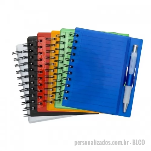Bloco Anotações personalizado - Bloco de anotações com caneta e suporte para encaixe, bloco com wire-o e caneta plástica com detalhe emborrachado, carga esferográfica na cor azul e acionamento por clique