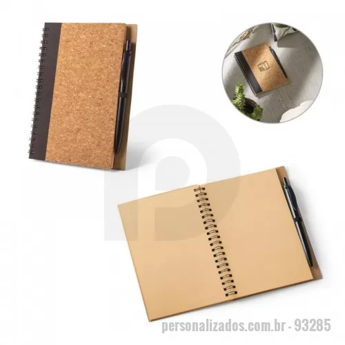 Bloco Anotações personalizado - Caderno B6 com capa rígida em cortiça e rPET com 140 páginas lisas em papel kraft reciclado (70 g/m²) e suporte para esferográfica. Inclusa esferográfica em fibra de trigo e ABS com clipe. Esferográfica amiga do ambiente. Escrita a azul. Caderno: 130 x 178 mm |Esferográfica: ø10 x 141 mm