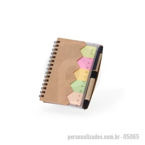 Bloco Anotações personalizado -  Bloco de anotações ecológico com autoadesivos, régua e caneta, feito em kraft. Contém folha com de régua 13 cm, cinco autoadesivos com aproximadamente 13 folhas, bloco com aproximadamente 69 folhas brancas com pauta, porta caneta elástico e acompanha caneta de papelão com detalhes plásticos, carga esferográfica azul 1.0mm e acionamento por clique.