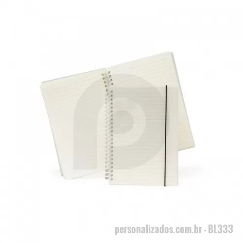 Bloco Anotações personalizado - Bloco de anotação A5 com capa plástica e elástico para fechar que impede que abra acidentalmente. Contém aproximadamente 80 folhas marfim com pauta. Também conta com uma encadernação wire-ô, que garante que suas páginas não se soltem ou sejam perdidas. Ideal para divulgar sua empresa em eventos corporativos, brindes personalizados e campanhas promocionais.