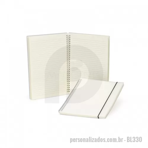 Bloco Anotações personalizado - Bloco de anotação B5 com capa plástica e elástico para fechar que impede que abra acidentalmente. Contém aproximadamente 80 folhas marfim com pauta. Também conta com uma encadernação wire-ô, que garante que suas páginas não se soltem ou sejam perdidas. Ideal para divulgar sua empresa em eventos corporativos, brindes personalizados e campanhas promocionais.