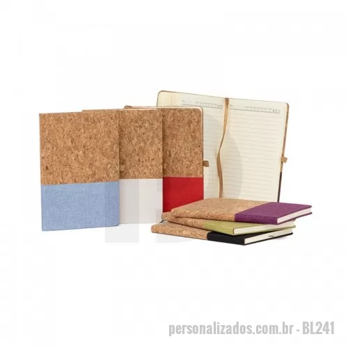 Bloco Anotações personalizado - Bloco de anotações personalizado produzido cortiça com detalhe em linho, possui capa dura, marcador de página com fita de cetim, suporte para caneta, folhas pautadas, possui campo para data; dia da semana e condição climática, página para dados pessoais, calendário 2023 a 2025 e por fim, folhas para planejamento anual.