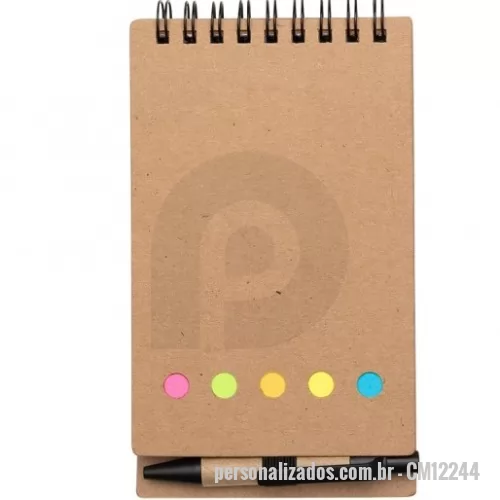 Bloco Anotações personalizado - Bloco de anotações kraft com wire-o. Contém cinco blocos coloridos autoadesivos com aproximadamente 25 folhas, bloco amarelo autoadesivo com aproximadamente 25 folhas e bloco de folhas brancas pautadas com aproximadamente 70 folhas. Acompanha mini caneta de papelão com acabamentos plásticos e acionamento por clique.