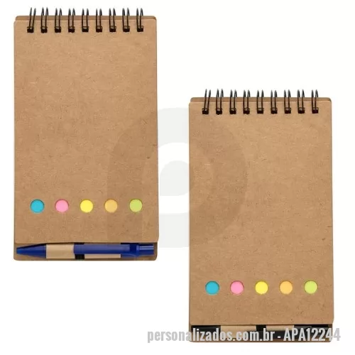 Bloco Anotações personalizado - Bloco de anotações kraft com wire-o. Contém cinco blocos coloridos autoadesivos com aproximadamente 25 folhas, bloco amarelo autoadesivo com aproximadamente 25 folhas e bloco de folhas brancas pautadas com aproximadamente 70 folhas. Acompanha mini caneta de papelão com acabamentos plásticos e acionamento por clique.  Altura :  16 cm  Largura :  8,9 cm  Espessura :  1,7 cmcm  Medidas aproximadas para gravação (CxL):  9 cm x 7cm – Caneta 3,5 cm x 0,5 cm  Tamanho total aproximado  (CxL):  Caneta 8,7 cm x 1,3 cm  Peso aproximado (g):  85