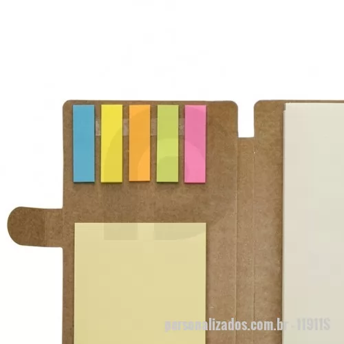 Bloco Anotações personalizado - Descrição: Bloco de anotações ecológico, material em kraft. Possui uma trava na própria capa, cinco blocos autoadesivos coloridos com aproximadamente 25 folhinhas , bloco autoadesivo amarelo com aproximadamente 25 folhas e bloco grande com aproximadamente 70 folhas. OBS.: IMAGEM MERAMENTE ILUSTRATIVA, não acompanha caneta!  Altura :  15,3 cm  Largura :  10,3 cm  Medidas aproximadas para gravação (CxL):  14,8 cm x 9,6 cm  Peso aproximado (g):  79