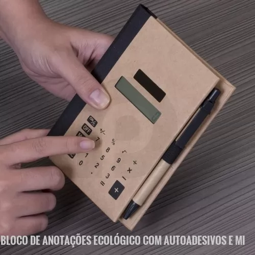 Bloco Anotações personalizado - Bloco de anotações ecológico com capa calculadora solar de 8 dígitos acoplada. Possui quatro blocos autoadesivos com aproximadamente 25 folhas cada, bloco verde com aproximadamente 25 folhas, bloco branco de rascunho com aproximadamente 30 folhas sem pauta e suporte elástico com caneta ecológica de papelão com clip e ponteira plástica preto.