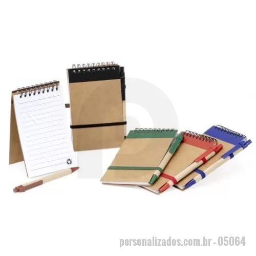 Bloco Anotações personalizado - Bloco Anotações Personalizado - 05064 - Bloco de anotações ecológico com caneta, feito em kraft com detalhe plástico. Contém aproximadamente 70 folhas brancas com pauta, porta caneta elástico, elástico para lacre e acompanha caneta de papelão com detalhes plásticos, carga esferográfica azu - 175316 - Bloco Anotações