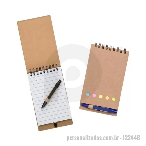 Bloco Anotações personalizado - Bloco de anotações ecológico com autoadesivos e mini caneta. Bloco com wire-o e detalhes vazados na capa, contém conjunto de cinco bloquinhos autoadesivos coloridos, bloco autoadesivo pequeno, miolo com folhas pautadas e suporte de nylon com mini caneta de papelão com carga esferográfica na cor azul e acionamento por clique..