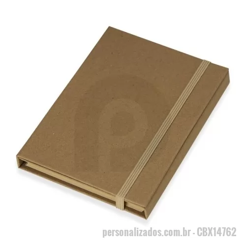 Bloco Anotações personalizado - Bloco Anotações Personalizado - CBX14762 - Bloco de Anotações com Acessórios – Funcionalidade Sustentável para o Dia a Dia  Bloco de anotações em papel kraft, com aproximadamente 70 folhas pautadas, ideal para organizar ideias, listas e recados. Conta com notas autoadesivas coloridas, compartimento interno para guardar anotações, régua plástica de 12 cm e caneta em material ecológico. Compacto, prático e com visual rústico, é uma excelente opção para uso pessoal ou como brinde corporativo.  Especificações:  Altura: 15,9 cm  Largura: 11,4 cm  Espessura: 1,7 cm  Área para gravação: 13 cm x 8 cm  Peso aproximado: 163 g - 175963 - Bloco Anotações