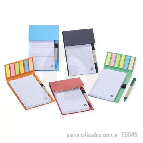 Bloco Anotações personalizado - 05049 - Bloco de anotações ecológico com caneta, feito em kraft com 6 blocos autoadesivos coloridos com aproximadamente 20 folhas e bloco com aproximadamente 100 folhas brancas com pauta. Possui porta caneta elástico e acompanha caneta de papelão e detalhes plásticos, carga esferográfica azul 1.0mm e acionamento por clique. gravação digital colorida