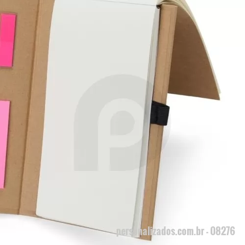 Bloco Anotações personalizado - Anote e marque os registros importantes com nosso Bloco de Anotações em Kraft. Ideal para acompanhar uma rotina cheia de anotações, com aproximadamente 80 folhas marfim para escrever e destacar sempre que necessário. Conta com um bloco autoadesivo rosa com cerca de 25 folhas, autoadesivos coloridos com aproximadamente 24 unidades e um suporte para caneta em nylon, deixando tudo mais acessível. Com o Bloco de Anotações em Kraft, você terá tudo o que precisa para registrar e organizar  ideias de forma eficiente. 