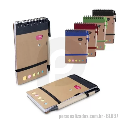 Bloco Anotações personalizado - Mini Caderno com capa em papel kraft, com 70 folhas pautadas e blocos adesivos (sticky notes) coloridos. Acompanha disco rotativo na capa com os dias da semana e caneta produzida em papelão reciclado com detalhes em plástico e escrita em azul.