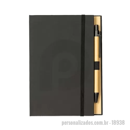 Bloco Anotações personalizado - Bloco Anotações Personalizado - 18938 - Bloco de anotações com capa dura revestida em papel especial e fita elástica para fechamento. Possui cerca de 80 folhas pautadas, além de um bloco com aproximadamente 20 folhas autoadesivas amarelas e por volta de 100 marcadores de página autoadesivos, divididos em cinco cores diferentes. - 179242 - Bloco Anotações