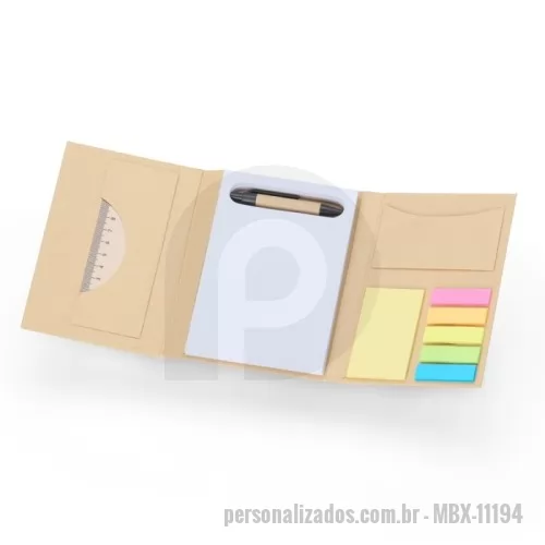 Bloco Anotações personalizado - Bloco de Anotações Ecológico, material em kraft. Possui notas autoadesivas, aproximadamente 25 folhas, bloco autoadesivo amarelo com aproximadamente 25 folhas, compartimento para guardar anotações, uma régua em material plástico de 12 cm, caneta de papelão e bloco grande com aproximadamente 100 folhas