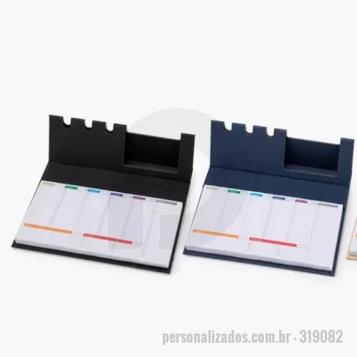 Bloco Anotações personalizado - 	Bloco de notas tipo planner com capa e estrutura em papelão, aproximadamente 98 folhas para anotações semanais e fechamento magnético, que permite montar porta-canetas e suporte para celular enquanto permanece aberto.